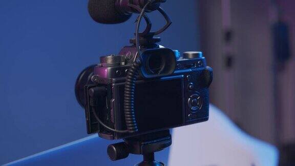 专业摄像机的特写视频以蓝色为背景进行拍摄