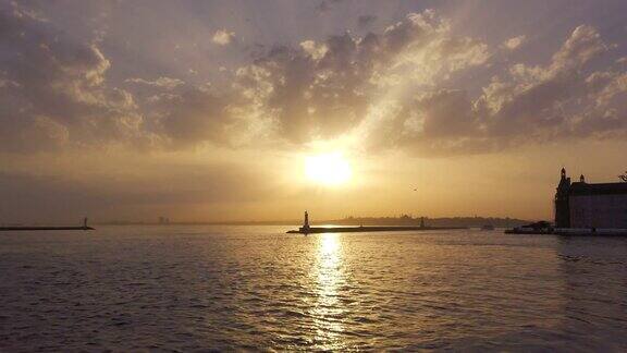 马尔马拉海上的伊斯坦布尔日落时的壮观天空