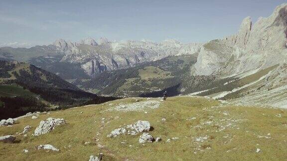 在Dolomites上骑山地自行车:无人机鸟瞰图