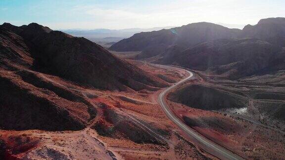 无人机拍摄的红色沙漠山脉旁边的湖米德路(道路进入和离开拉斯维加斯内华达州)