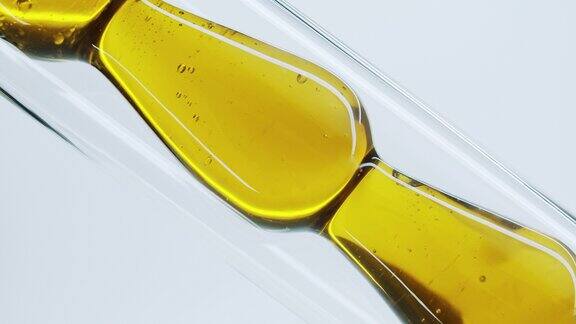 黄色的天然油流过实验室的玻璃管