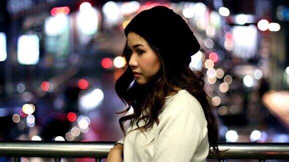 一个孤独的亚洲女人的肖像在夜晚的户外