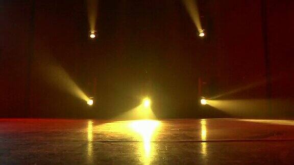 舞台上移动的聚光灯