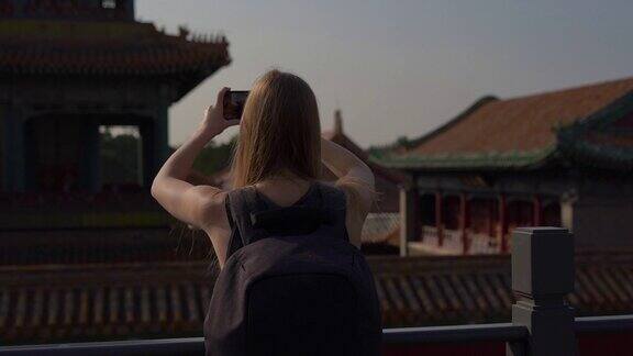 慢镜头斯坦尼康拍摄的一个年轻女子旅行博客访问紫禁城-中国皇帝的古代宫殿