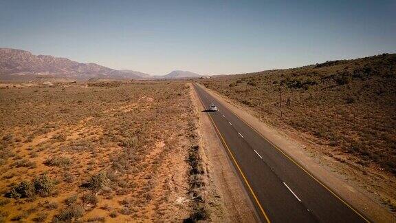 汽车在荒凉的道路上行驶的空中风景