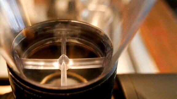 咖啡研磨机研磨烘焙咖啡豆