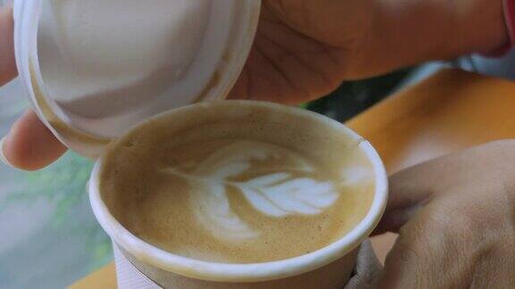 女人打开一次性咖啡杯的盖子慢动作