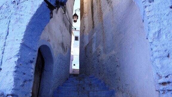 摩洛哥Chefchaouen的街道细节蓝色的房子舍夫chaouen的麦地那是一个著名的旅游目的地