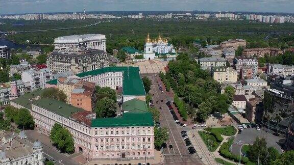 一个美丽的下午飞行在圣迈克尔的金圆顶修道院基辅房屋的晨景乌克兰首都中心的俯视图