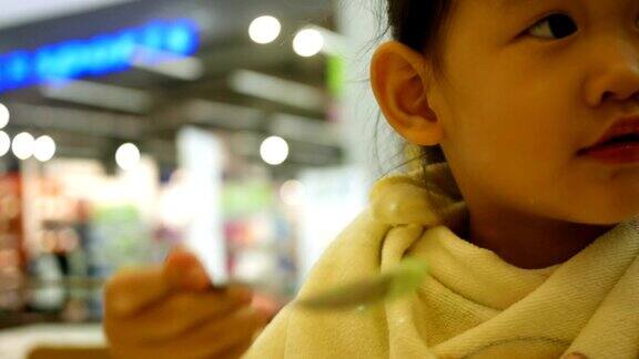 亚洲小女孩吃冰淇淋