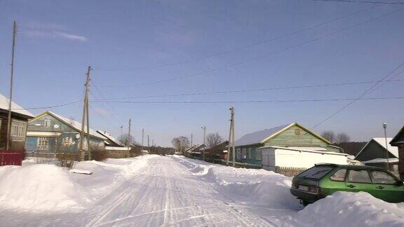 俄罗斯的一个村庄在冬天的雪地里