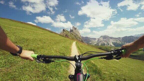 在意大利阿尔卑斯山白云岩上骑自行车