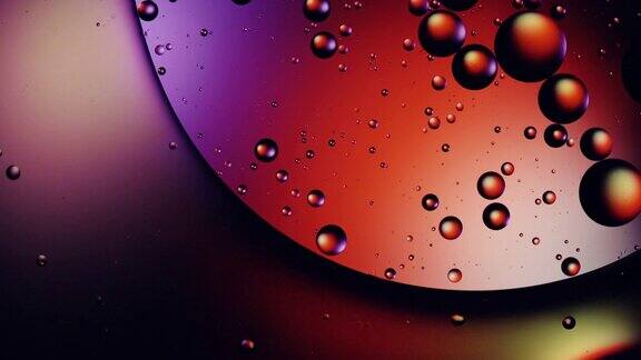 抽象的彩色油滴在水中