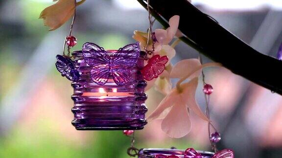 紫色蜡烛的婚礼装饰