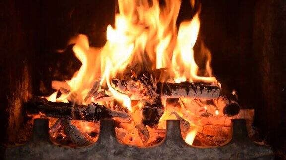 热壁炉里燃烧着木头