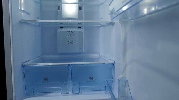 相机移动冰箱与塑料盒货架和灯