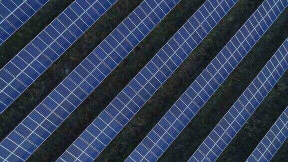 空中无人机视频日落时从上往下俯瞰太阳能电池板农场