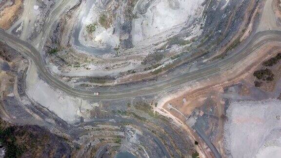 澳大利亚西南部锂矿的猛犸象卡车