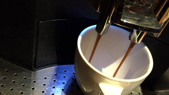 用自动机器煮咖啡