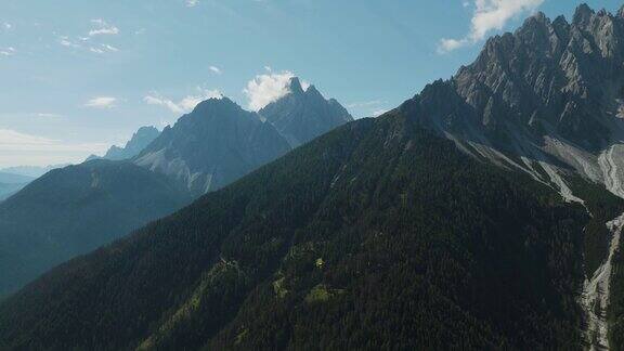 鸟瞰意大利南蒂罗尔白云石山脉上的克罗达迪巴兰奇