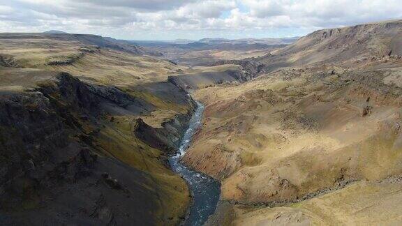 冰岛海福斯瀑布附近的福萨河峡谷鸟瞰图