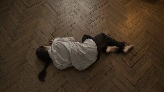躺在地板上的女人