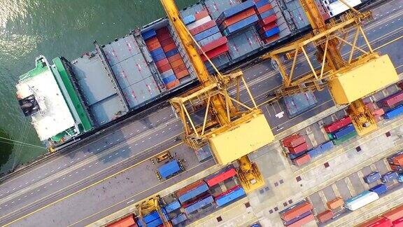 鸟瞰图工业港口与集装箱船