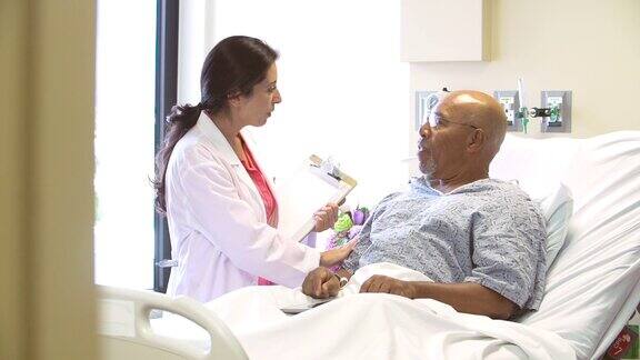 医生在病房里与年长的男病人交谈