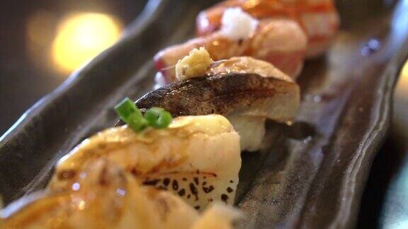 接寿司套餐或烤寿司套餐日本料理中生鱼片用旺火快速烧灼