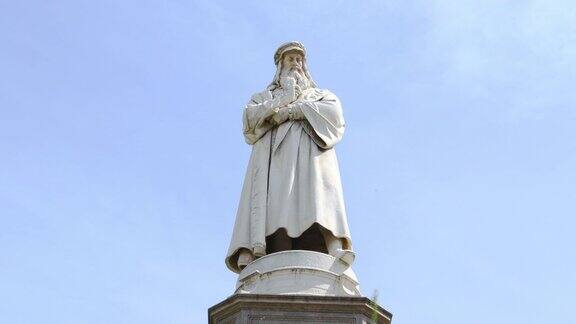 米兰广场上的达芬奇雕像