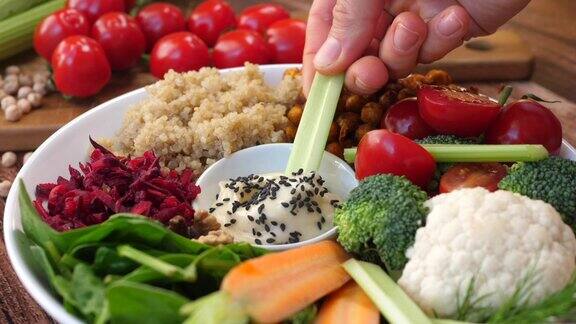 吃蔬菜佛碗沙拉配藜麦和烤鹰嘴豆