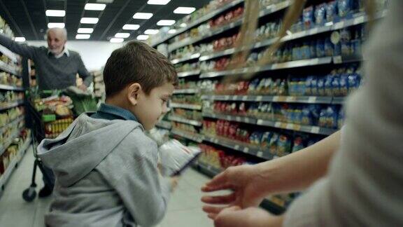 超市里的坏男孩