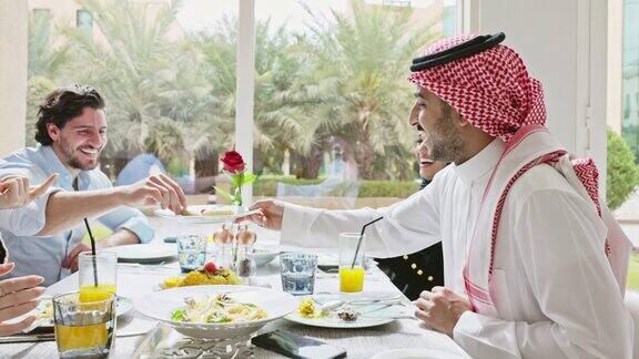 沙特朋友在利雅得餐厅共进午餐