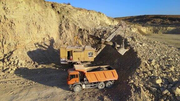 露天矿山建筑用砂石材料用挖掘机装石料自卸卡车鸟瞰图重型设备在采矿和生产中具有实用的矿物概念