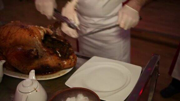 在一个大托盘上蒸着的填馅鸡由厨师在大型宴会、招待会或周年纪念时切成块到处都是烟