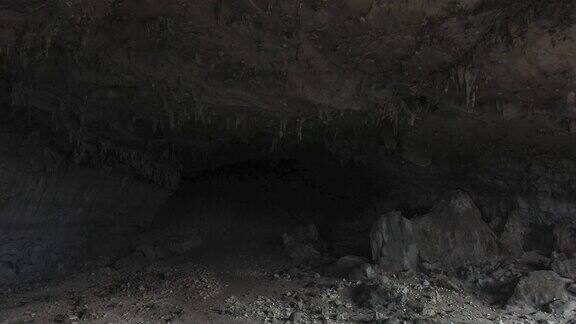喀斯特洞穴大胆的无信号航拍