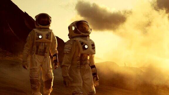 两名宇航员穿着宇航服在火星上自信地行走在火星表面进行探索探险被岩石、气体和烟雾覆盖的红色星球人类克服困难