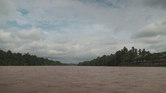 巴当哈里河(SungaiBatanghari)是印度尼西亚苏门答腊占碑最长的河流
