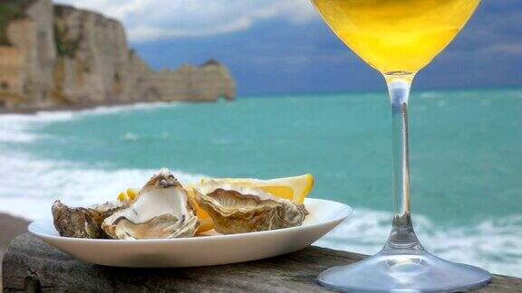 葡萄酒和一盘柠檬牡蛎