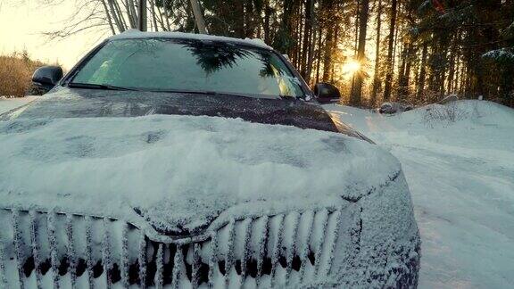 汽车前面的厚厚的白雪