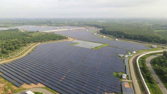 有阳光的太阳能电池板农场鸟瞰图光伏板系统无人机飞过一片太阳能电池板替代能源