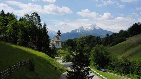 在德国巴伐利亚州贝希特斯加登飞向玛丽亚教堂背景是瓦兹曼山