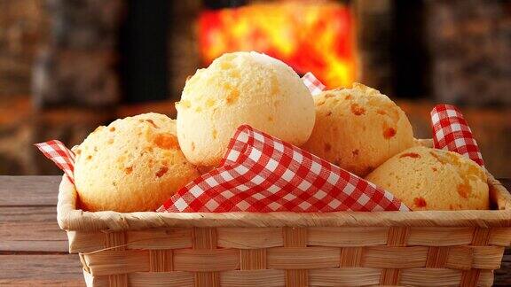 自制的奶酪面包巴西的传统小吃放在篮子里离开烤箱后放在乡村厨房的桌子上
