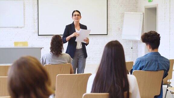 女教授在大学演讲