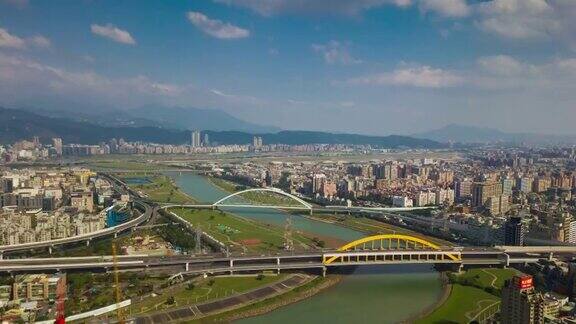 阳光明媚的一天台北市景河流桥梁航空全景4k时间推移台湾