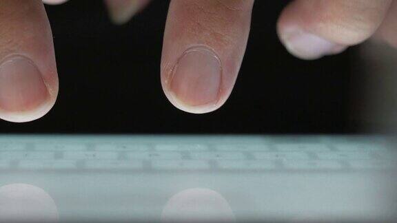 人类手指在虚拟键盘上打字特写
