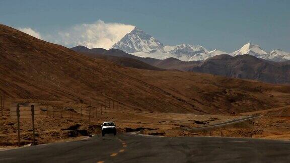 卡车在西藏山区的公路上行驶