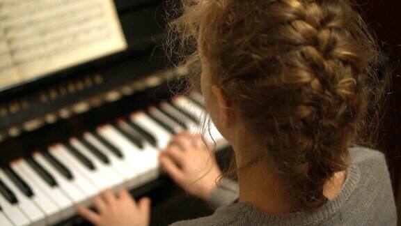 漂亮的小女孩学弹钢琴