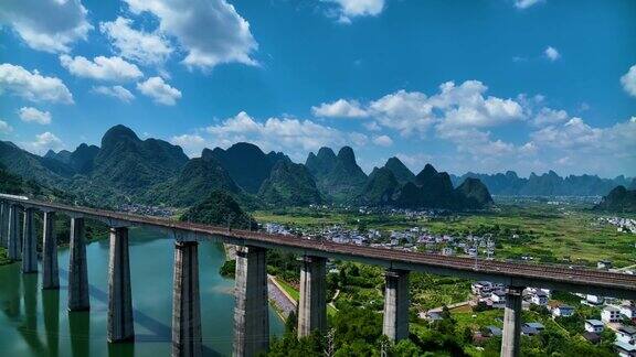 中国高铁穿梭在桂林山水