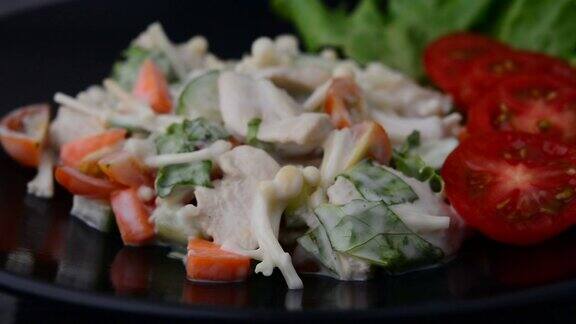 健康蔬菜沙拉新鲜西红柿黄瓜洋葱菠菜生菜和芝麻食物菜单